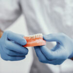 Jak usunąć kamień z protezy zębowej?