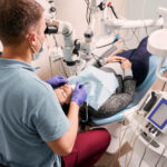 Czego nie wolno robić po chirurgicznym usuwaniu ósemek?