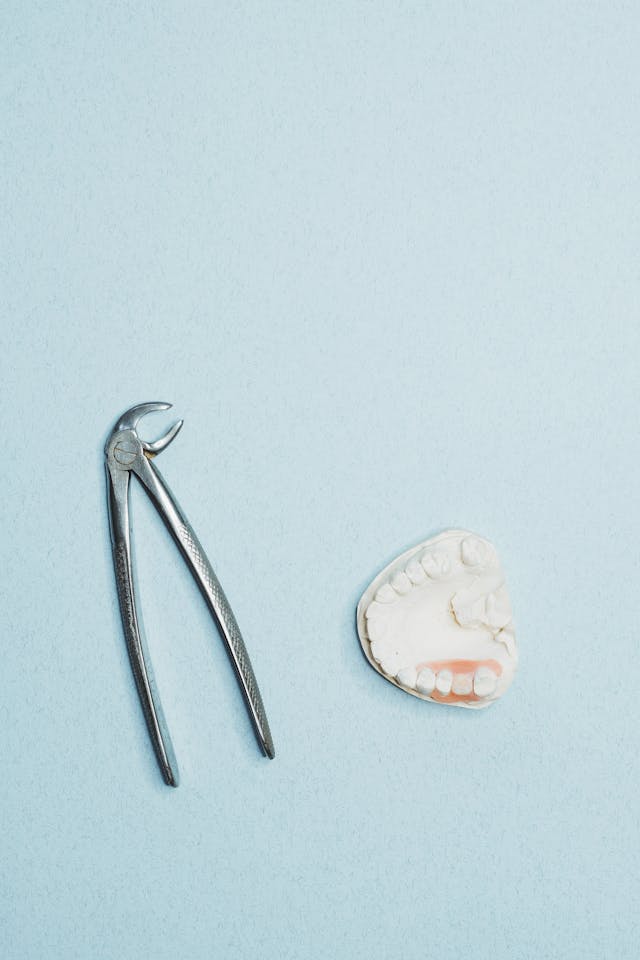 Od czego zależy trwałość protez na implantach?