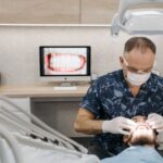 Dlaczego regularne wizyty u stomatologa pomagają uniknąć kosztownego leczenia?
