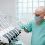 Jak przygotować się do zabiegu wszczepienia implantu zęba?
