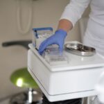 Krwawiące dziąsła wokół zębów – co mogą oznaczać?
