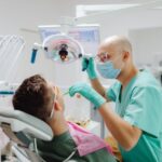 Jak dentysta leczy nadwrażliwość zębów?
